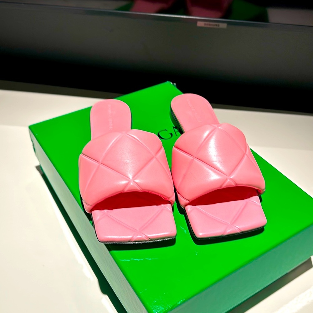 BRAND NEW never worn Bottega Veneta flat sandals, size 7!